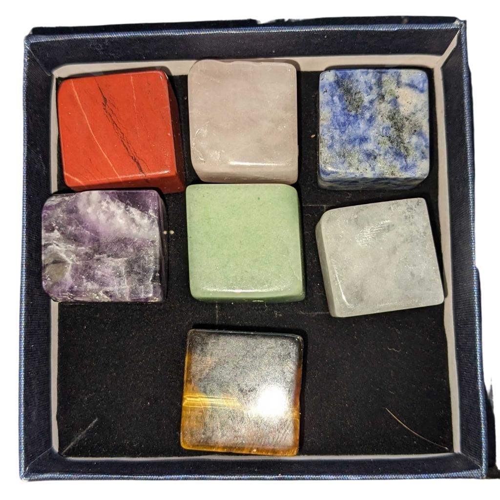 Chakra crystal kit with red jasper, tigers eyes, lapis lazuli, aventurine, clear quartz, amethyst and rose quartz